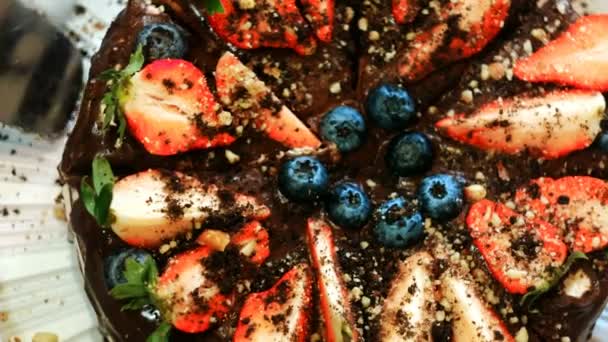 Geburtstagstorte. Kuchen mit Erdbeerscheiben. süßes Dessert in Zeitlupe — Stockvideo