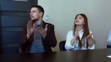 bir toplantı sırasında alkışlar eller mutlu gülümseyen iş takım.