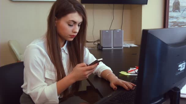 Atractiva mujer de negocios que trabaja con la computadora en la oficina — Vídeo de stock