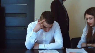 İş kadını ofiste kınama onu patron, stabilize ateş alır.