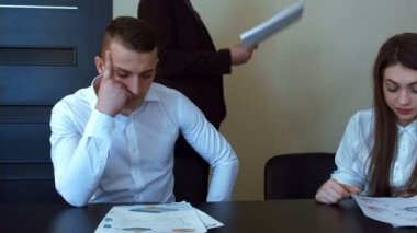 İş kadını ofiste kınama patronu alır.