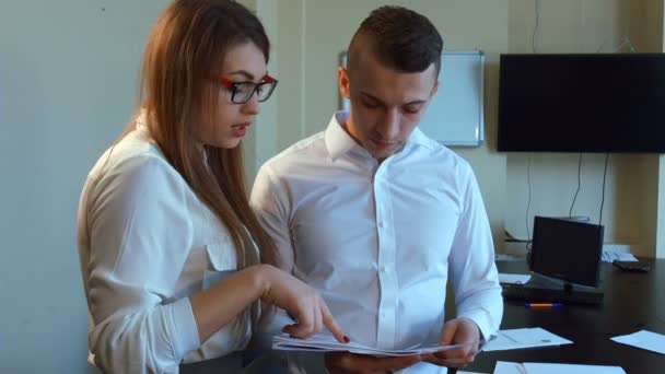 An attractive young businessman and businesswoman — Stock Video