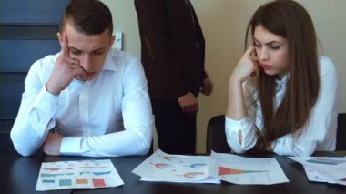 İş kadını ofiste kınama onu patron, stabilize ateş alır.