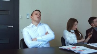 bir toplantı sırasında alkışlar eller mutlu gülümseyen iş takım.