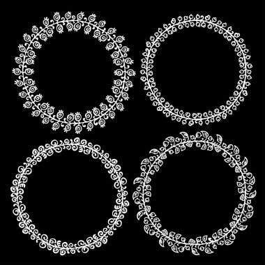Elle çizilmiş dekoratif çerçeve kümesi. Dört dekoratif çerçeve kümesi. Dallarında yapılan dekoratif doodle çelenk kümesi. İki numaralı ayarlayın. Siyah arka plan. Siyah ve beyaz.