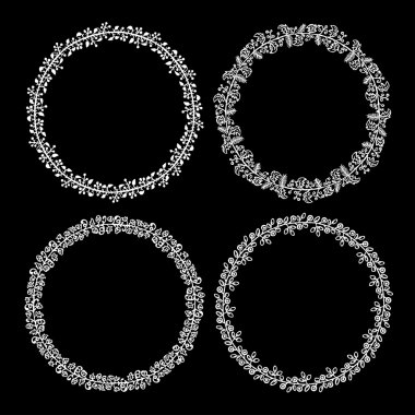 Elle çizilmiş dekoratif çerçeve kümesi. Dört dekoratif çerçeve kümesi. Dallarında yapılan dekoratif doodle çelenk kümesi. İki numaralı ayarlayın. Siyah arka plan. Siyah ve beyaz.