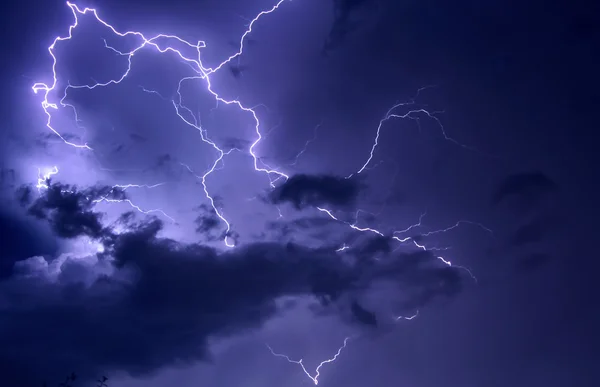 Céu tempestuoso com descarga atmosférica — Fotografia de Stock