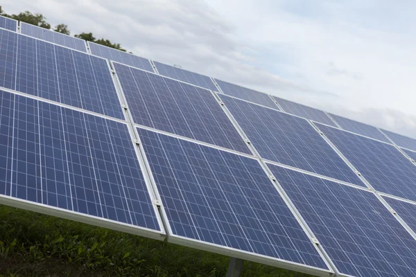 Feld mit blauen Silizium-Solarzellen alternative Energie — Stockfoto