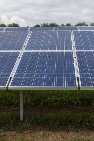 Campo con células solares de silicioma azul energía alternativa — Foto de Stock