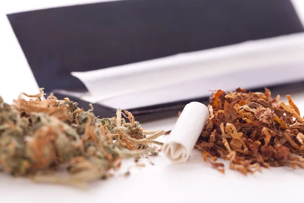 Cannabis seco no papel de rolamento com filtro — Fotografia de Stock