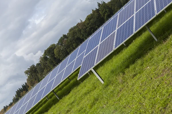 Campo com células solares de silício azul energia alternativa — Fotografia de Stock