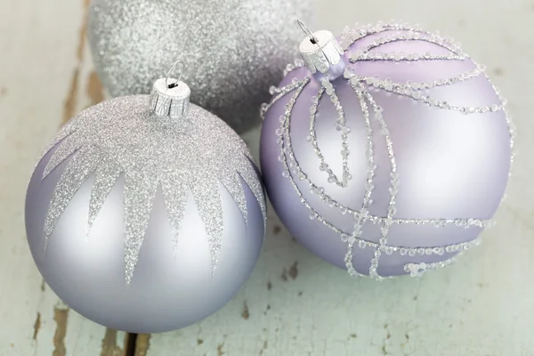 Gümüş Noel baubles dekore edilmiş