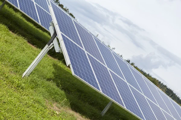 Campo con células solares de silicioma azul energía alternativa — Foto de Stock