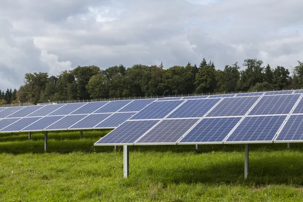 Campo con celle solari al siliciom blu energia alternativa Immagini Stock Royalty Free
