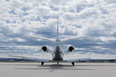 Uçak learjet uçak bulutlu gökyüzü ile Havaalanı önünde