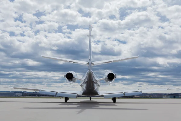 Avião learjet Avião em frente ao aeroporto com céu nublado Fotografias De Stock Royalty-Free
