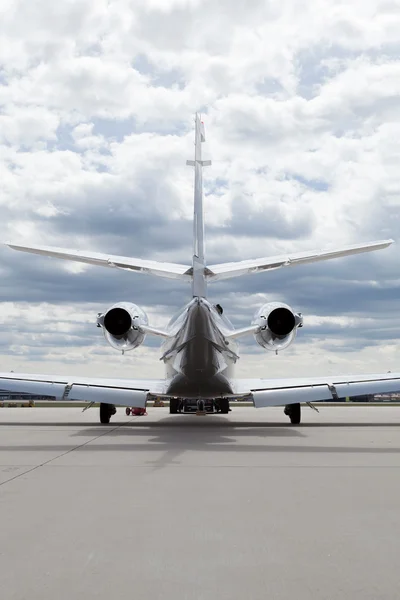 Learjet αεροσκάφη αεροπλάνο μπροστά από το αεροδρόμιο με συννεφιά — Φωτογραφία Αρχείου