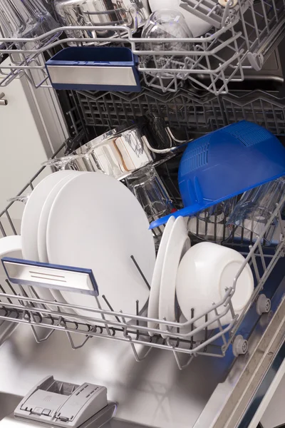Lava-louças loades em uma cozinha com pratos limpos — Fotografia de Stock