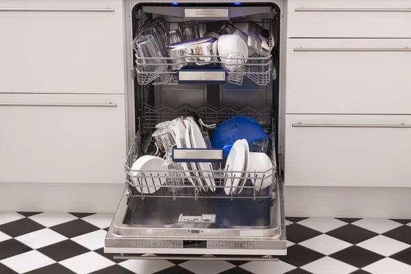 Lava-louças loades em uma cozinha com pratos limpos Imagens Royalty-Free