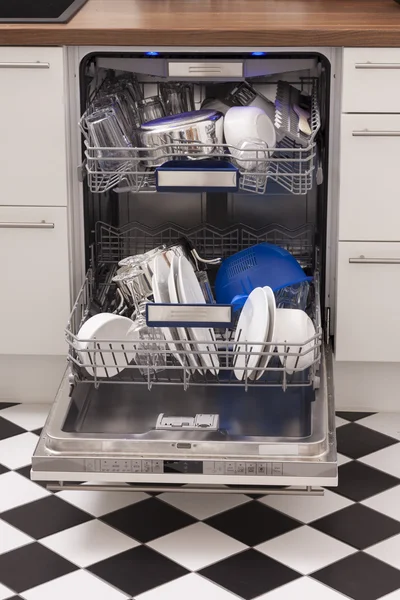 Lava-louças loades em uma cozinha com pratos limpos Fotografias De Stock Royalty-Free