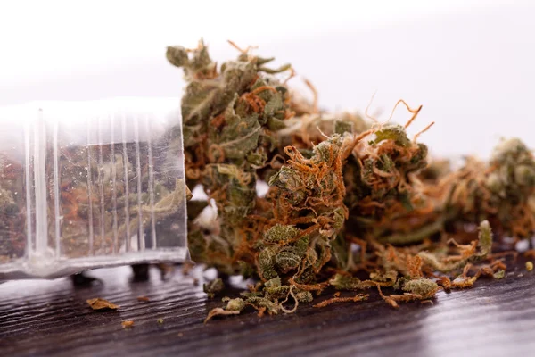 Bliska suszone liście marihuany na stole — Zdjęcie stockowe