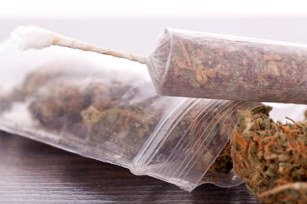 Nahaufnahme von getrockneten Marihuanablättern und Joint — Stockfoto