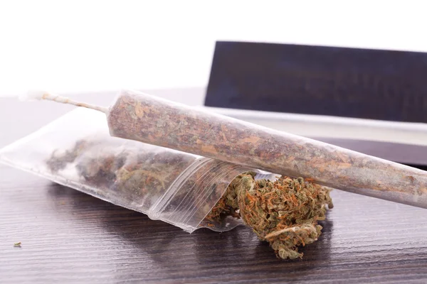 干的大麻对卷烟纸的筛选器 — 图库照片