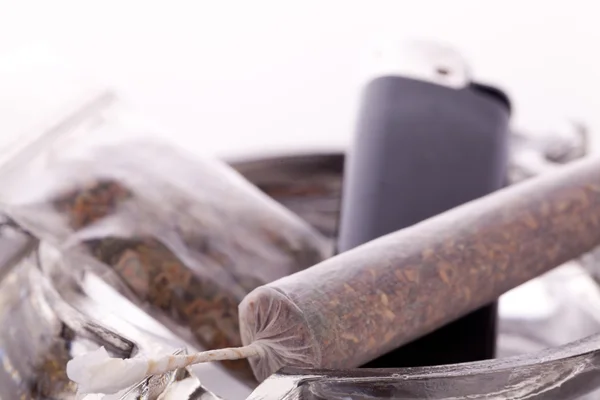 Close up van marihuana en rookvrije parafernalia — Stockfoto