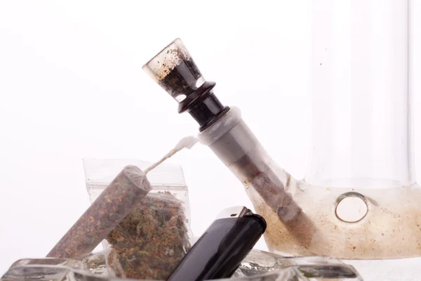 Esrar ve yasaktır gereçlerinin kapat