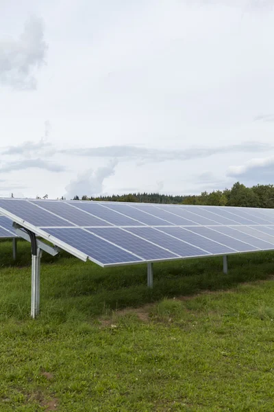 Mavi siliciom güneş hücreleri alternatif enerji alanıyla — Stok fotoğraf