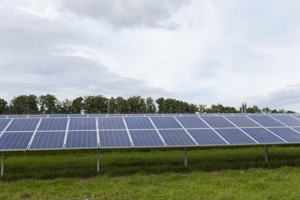 Mavi siliciom güneş hücreleri alternatif enerji alanıyla — Stok fotoğraf