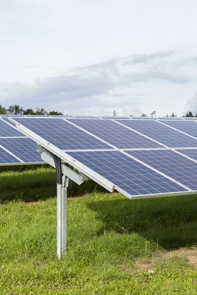 Campo com células solares de silício azul energia alternativa — Fotografia de Stock