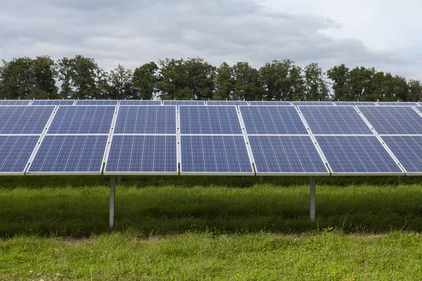 Campo com células solares de silício azul energia alternativa — Fotografia de Stock