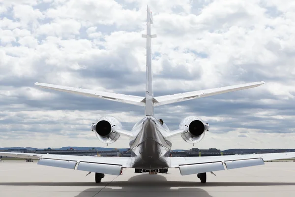 Самолет учат самолет перед аэропортом с облачным небом — стоковое фото