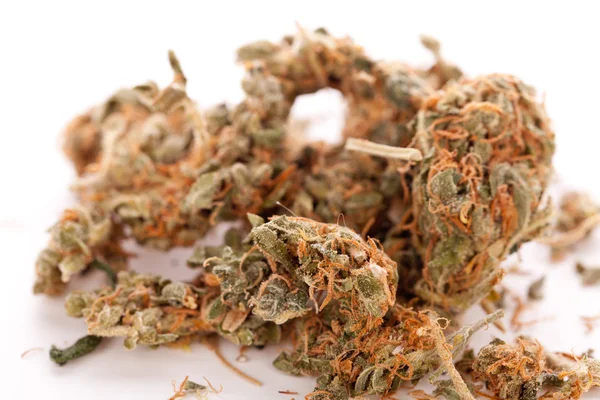 Close up Foglie di marijuana essiccate sul tavolo — Foto Stock