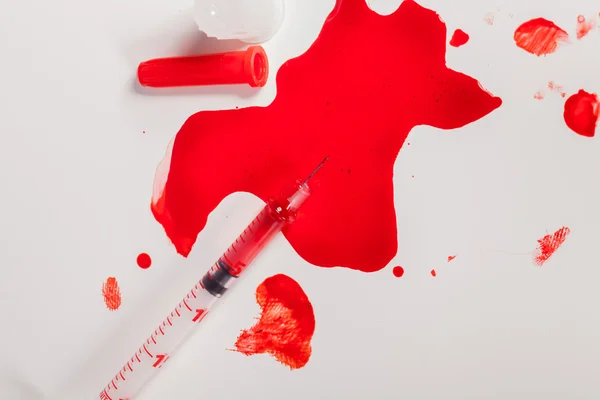 Spruta spruta rött blod på vit bakgrund — Stockfoto