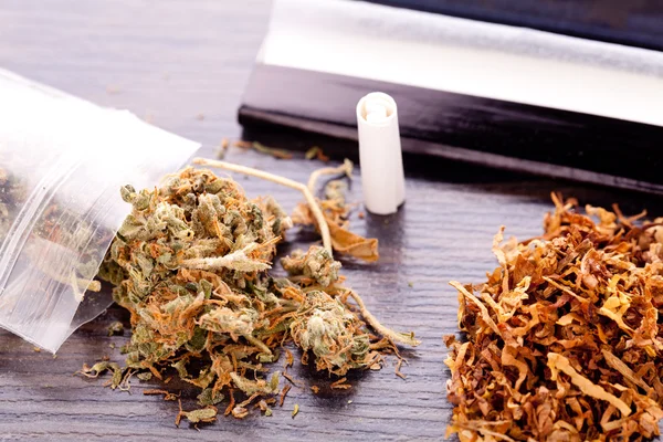 Gedroogde Cannabis op vloeipapier met Filter — Stockfoto