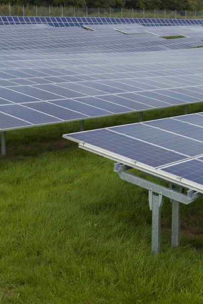 Mavi siliciom güneş hücreleri alternatif enerji alanıyla — Stok fotoğraf