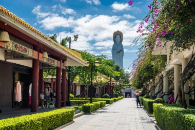 HANA ADASI, ÇİN - 27 Kasım 2016: Ufukta Güney Denizi heykeli Guan Yin ile Nanshan Tapınağı 'ndaki Sokak. Hainan Eyaleti, Güney Çin.