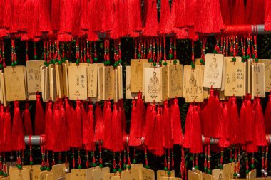 HANA ADASI, ÇİN - 27 Kasım 2016: Nanshan tapınağında asılı bir sürü Çin dilek kartı.