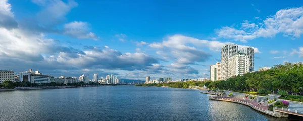 Güneşli bir günde Lichun nehrinin panoramik manzarası. Çin 'in Hainan Adası' ndaki Sanya şehri.