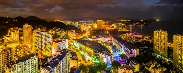 中国三亚 2016年11月25日 黄昏时分多彩的夜景 三亚照明城市的屋顶景观 中国海南岛 — 图库照片