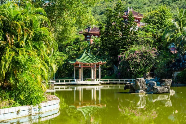 Nanshan tapınağında su birikintisi olan güzel bir bahçe. Hainan ili, Çin.