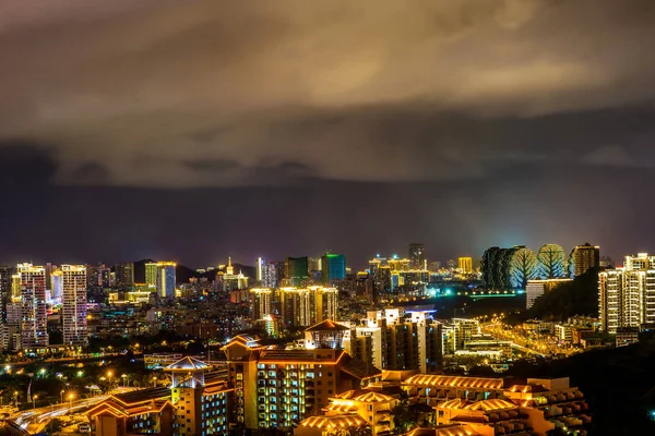 Paisaje Nocturno Con Nubes Iluminadas Con Luces Ciudad Ciudad Sanya —  Fotos de Stock