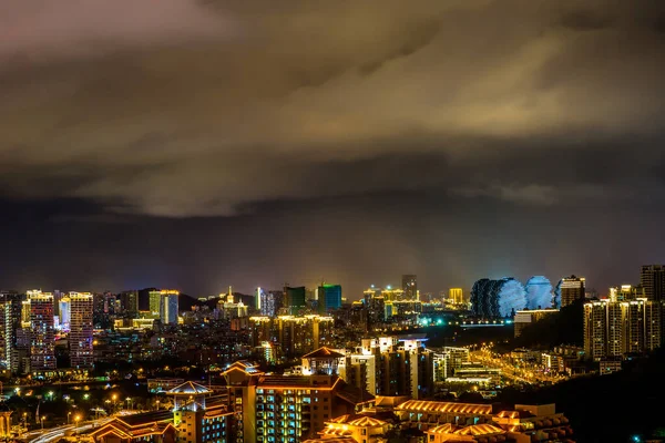 Paisaje Nocturno Con Nubes Iluminadas Con Luces Ciudad Ciudad Sanya —  Fotos de Stock