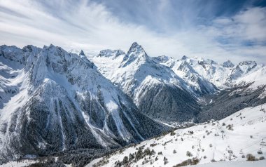 Dağ 'da kayak pisti. Mussa-Achitara, Dombai kayak merkezi ve ufuktaki Alibek geçidi. Dombay, Batı Kafkasya dağları, Rusya.
