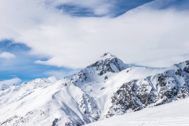 Mt. Kışın güneşli bir günde Semenov-Bashi. Dombay kayak merkezi, Batı Kafkasya, Rusya.