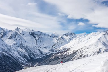 Alibek geçidi. Mt. Mt. Rusya 'nın Dombai kayak merkezinde Mussa-Achitara kayak pisti.