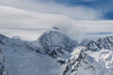 Kar Dağı 'nı kapladı. Bulutlarda Aksaut. Dombay kayak merkezi, Batı Kafkasya, Rusya.