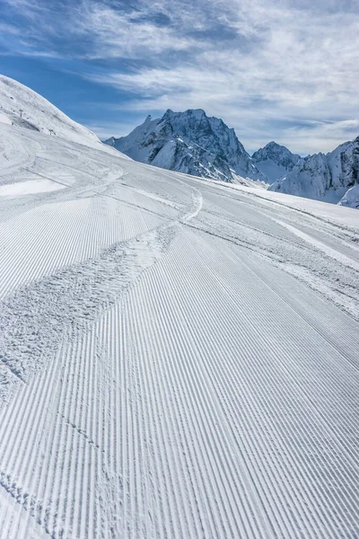 Piste Ski Avec Dombay Ulgen Horizon Par Une Journée Ensoleillée — Photo